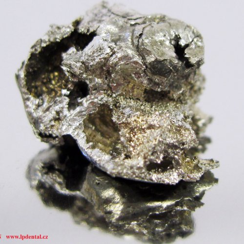 Kobalt - Co - Cobaltum  Metal crystalline fragments of Cobalt