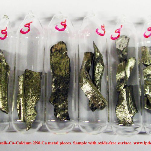 Vápník-Ca-Calcium 2N8 Ca metal pieces. Sample with oxide-free surface. www.lpdental.cz.jpg