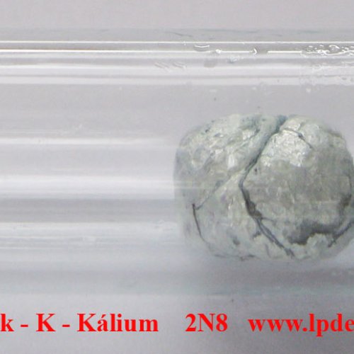 Draslík - K - Kálium  Potassium metal pellets with oxide-free surface.