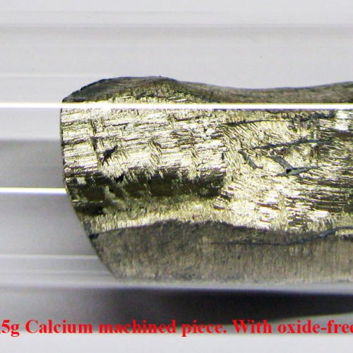Vápník-Ca-Calcium 2N8  5,5g Calcium machined piece. With oxide-free surface..jpg