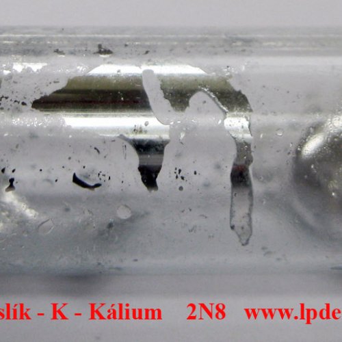 Draslík - K - Kálium  Potassium metal with oxide-free surface.