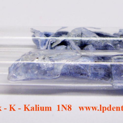 Draslík - K - kalium Potassium metal lumps with oxide-free surface.