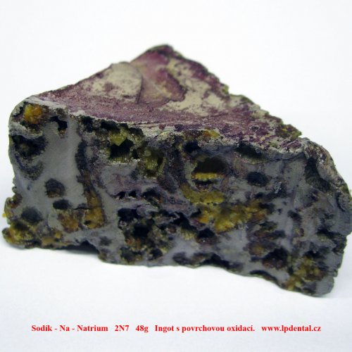 Sodík - Na - Natrium   2N7   48g   Sodium Ingot with oxide surface.
