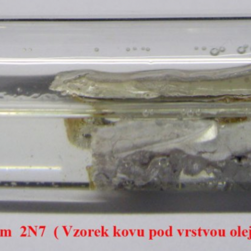 Sodík - Na - Natrium 2N7 ( Vzorek kovu pod vrstvou oleje).png