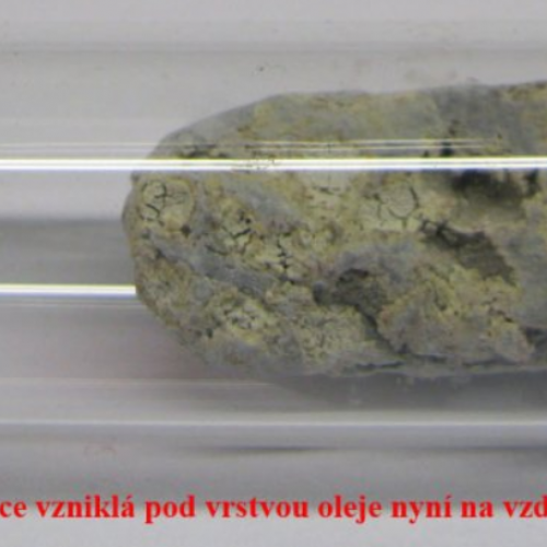 Sodík - Na - Natrium 2N7 (oxidace vzniklá pod vrstvou oleje nyní na vzduchu v ampuli).png