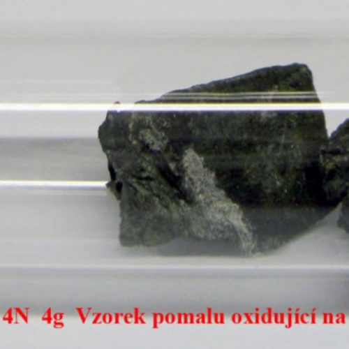 Europium - Eu - Europium 4N 4g Vzorek pomalu oxidující na vzduchu..png