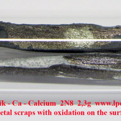 Vápník-Ca-Calcium  2.3g Metal scraps with oxidation on the surface..jpg