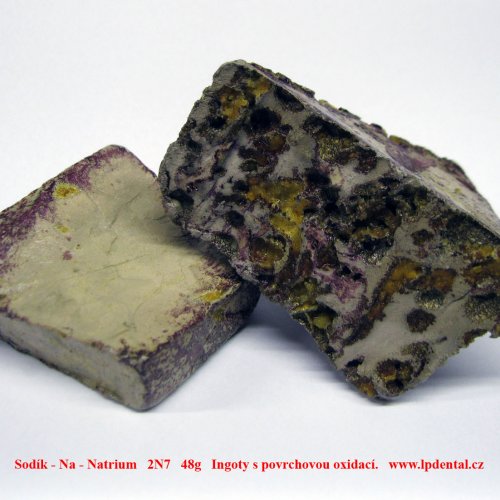 Sodík - Na - Natrium   2N7   48g   Sodium Ingot with oxide surface.