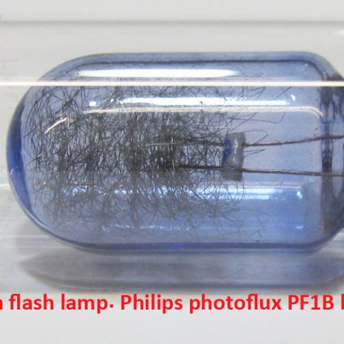 Zirkonium - Zr - Zirconium wire in flash lamp. Philips photoflux PF1B blue flash bulb.jpg