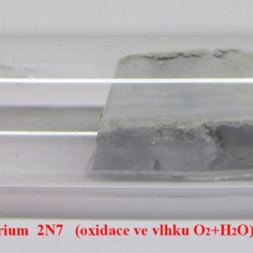 Sodík - Na - Natrium 2N7 oxidace povrchu vzorku na vzduchu.png
