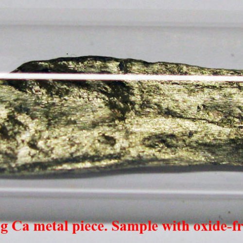 Vápník-Ca-Calcium 2N8 0,4g Ca metal piece. Sample with oxide-free surface. www.lpdental.cz.jpg