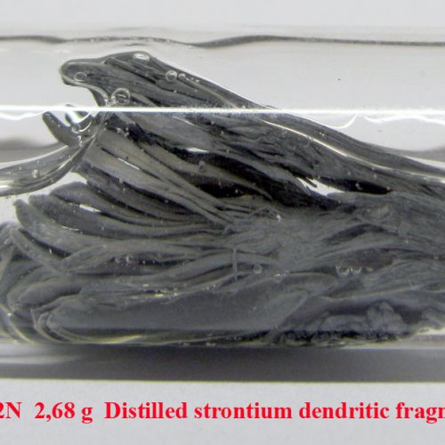 Stroncium - Sr - Strontium   2N  2,68 g  Distilled strontium dendritic fragments in oil..jpg
