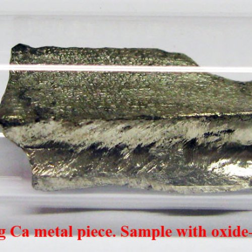 Vápník-Ca-Calcium 2N8 1,4g Ca metal piece. Sample with oxide-free surface. www.lpdental.cz.jpg