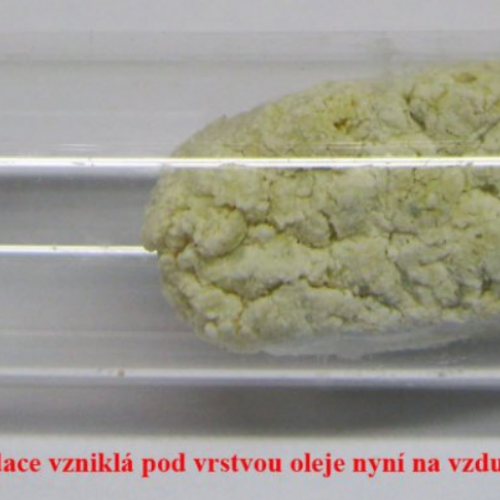 Draslík - K - Kalium 1N8 (oxidace vzniklá pod vrstvou oleje nyní na vzduchu v ampuli).png