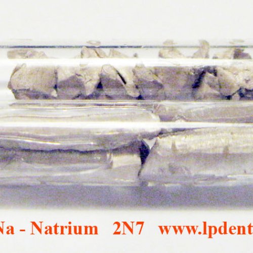 Sodík - Na - Natrium Sodium sample piecewith oxide-free surface.
