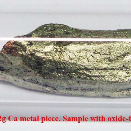 Vápník-Ca-Calcium 2N8 1,2g Ca metal piece. Sample with oxide-free surface. www.lpdental.cz.jpg