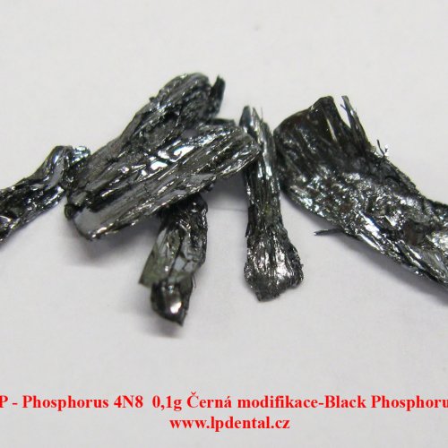 Fosfor - P - Phosphorus 4N8  0,1g Černá modifikace-Black Phosphorus Crystals 1.jpg