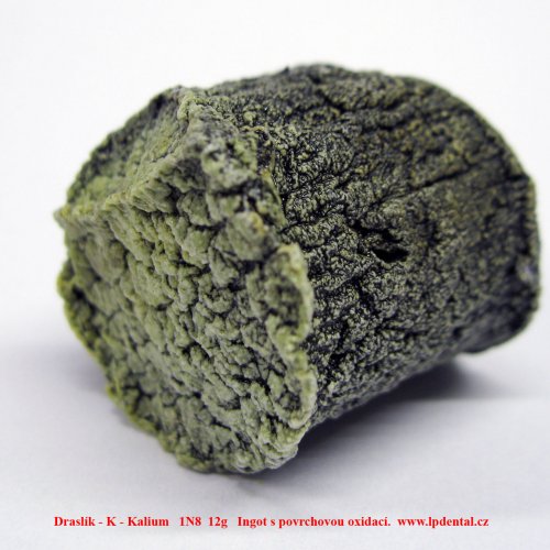 Draslík - K - Kalium- Potassium metal ingot with oxide surface.