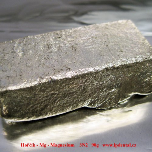 Hořčík - Mg - Magnesium (foceno-podklad Al fólie).Metal Bar Blocks Ingots Sample